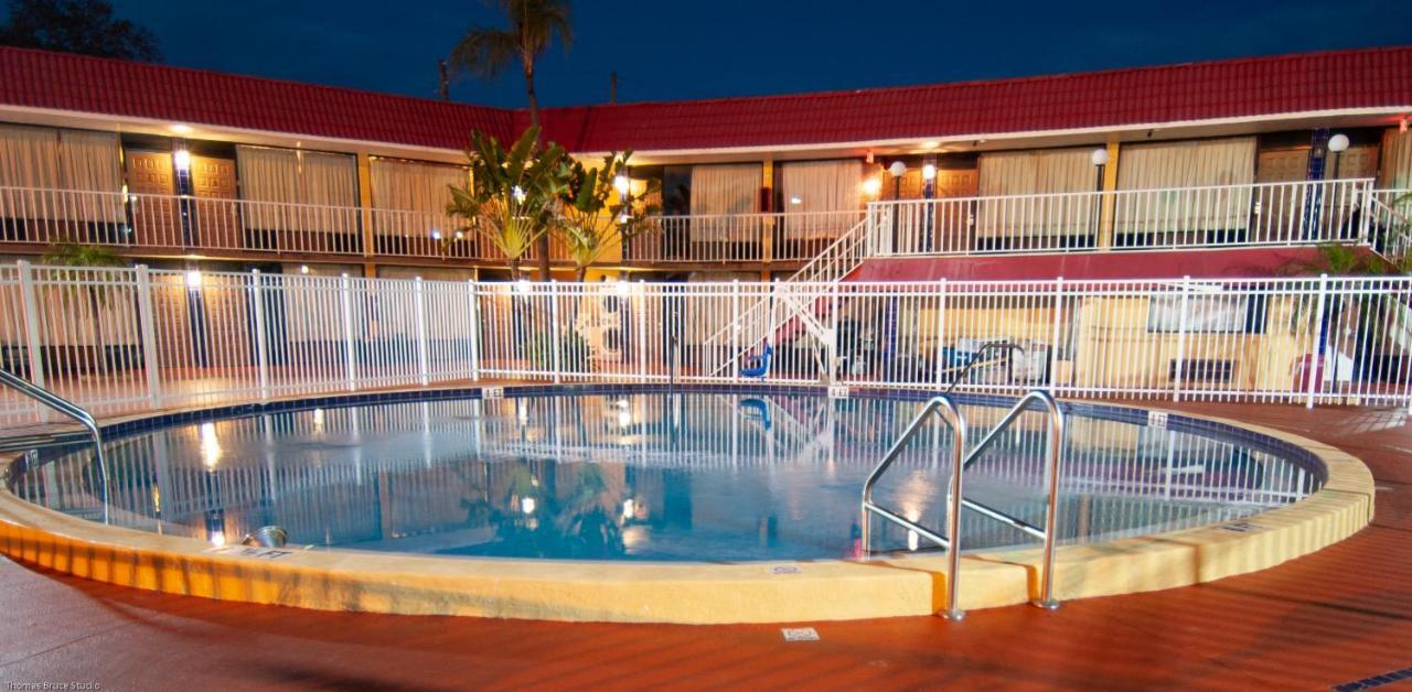 Express Inn & Suites - 5 Miles From St Petersburg Clearwater Airport Extérieur photo