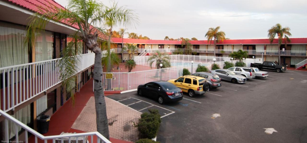 Express Inn & Suites - 5 Miles From St Petersburg Clearwater Airport Extérieur photo
