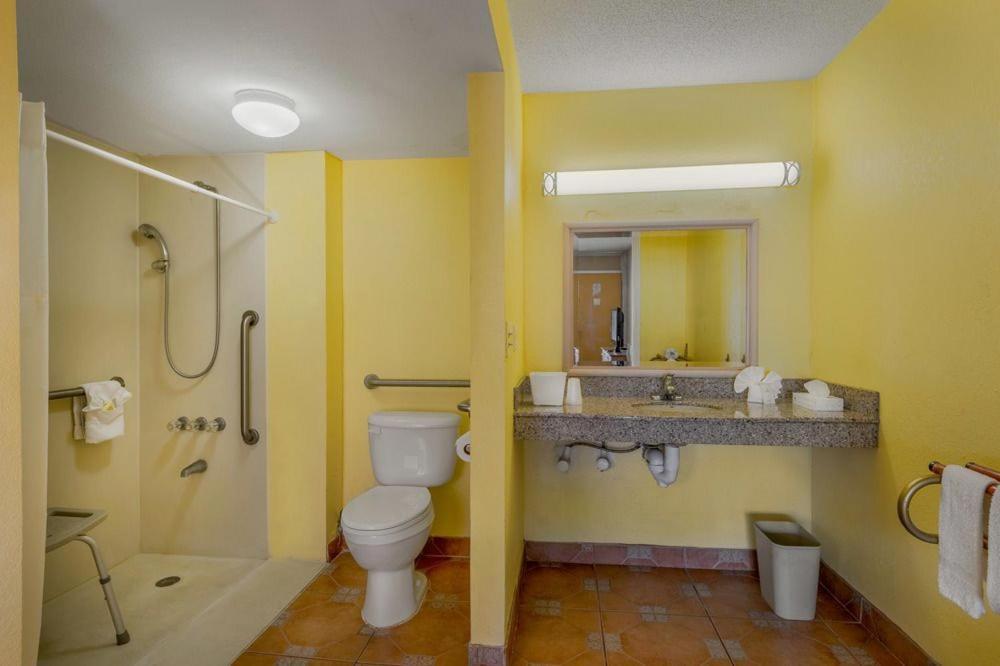 Express Inn & Suites - 5 Miles From St Petersburg Clearwater Airport Extérieur photo