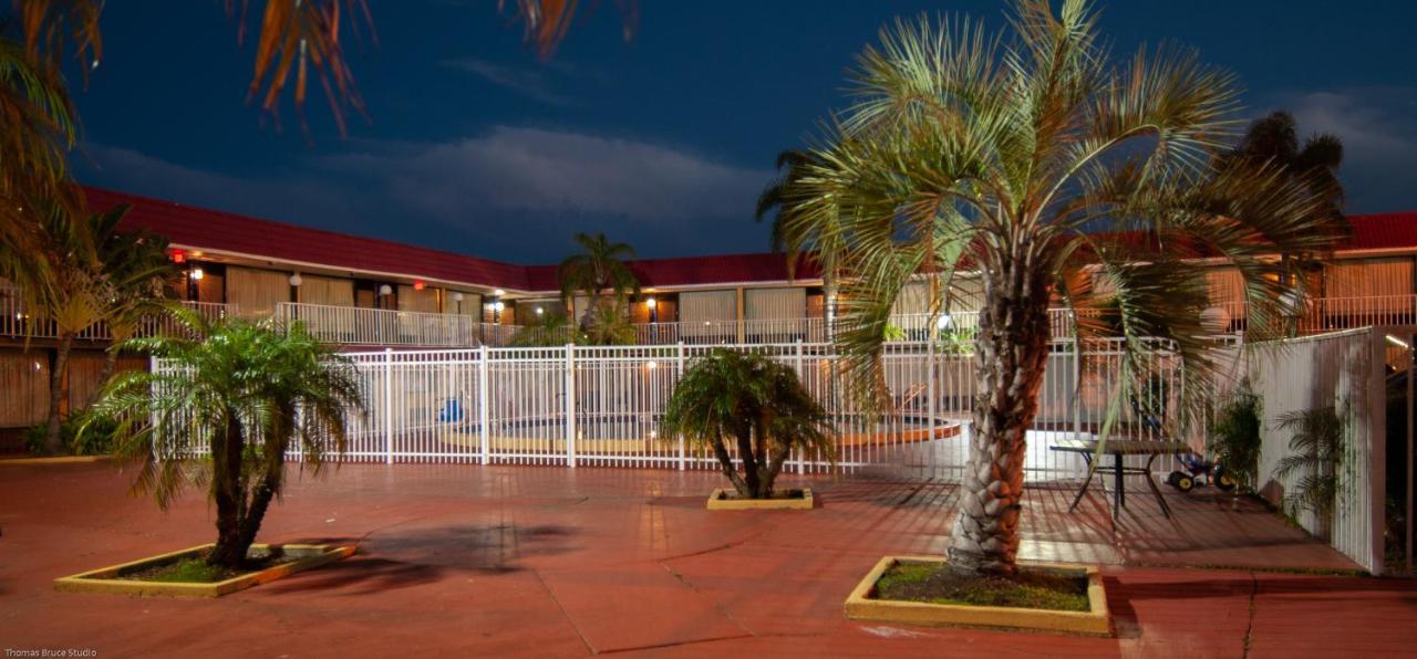 Express Inn & Suites - 5 Miles From St Petersburg Clearwater Airport Extérieur photo