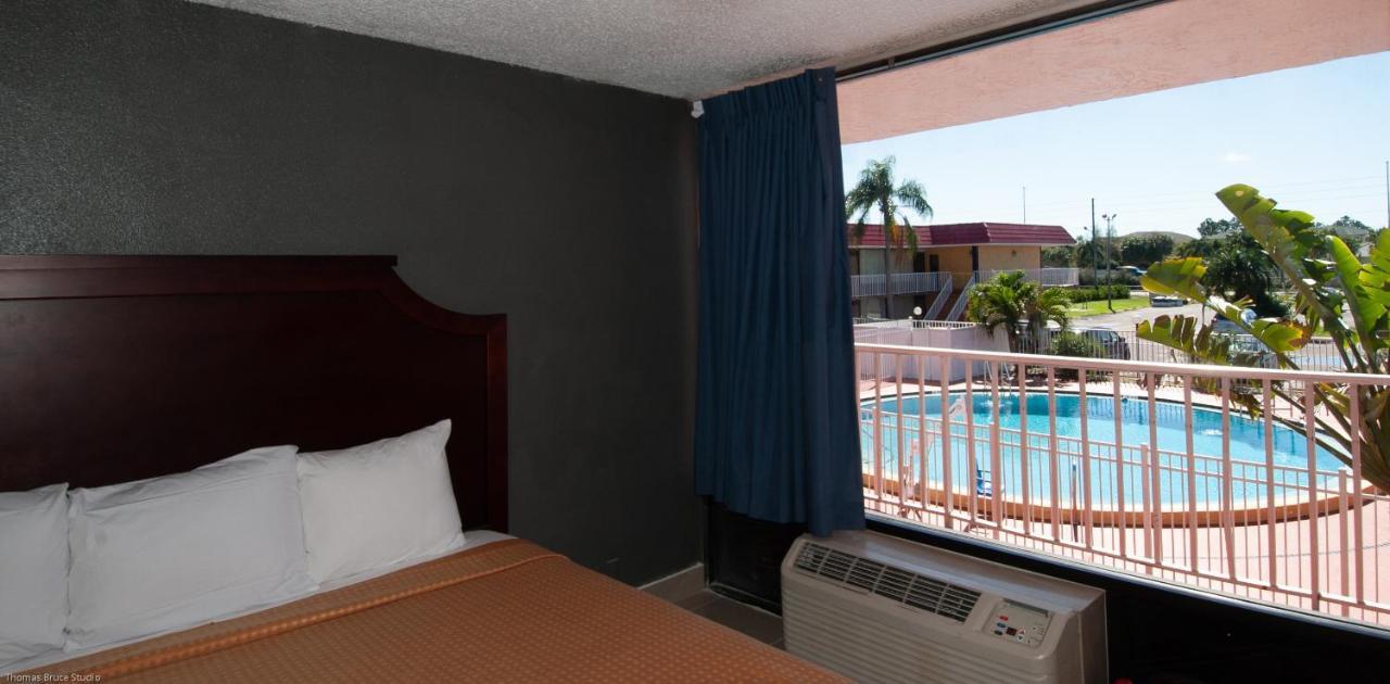 Express Inn & Suites - 5 Miles From St Petersburg Clearwater Airport Extérieur photo