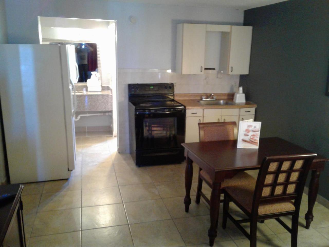 Express Inn & Suites - 5 Miles From St Petersburg Clearwater Airport Extérieur photo