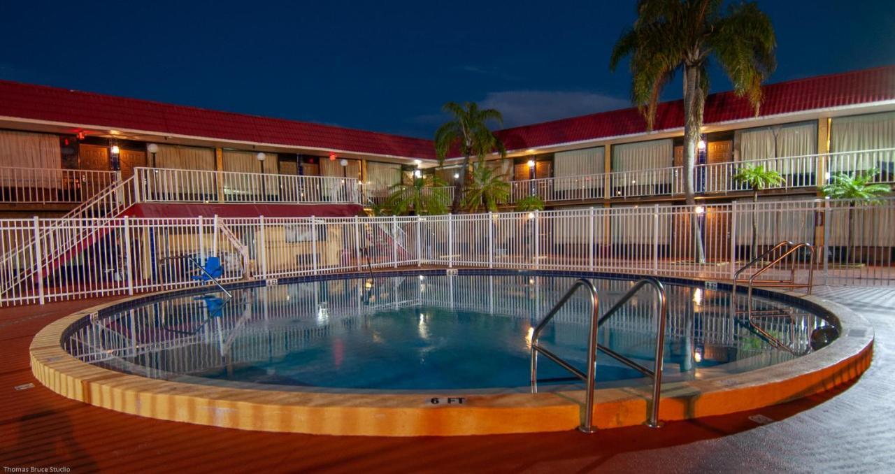 Express Inn & Suites - 5 Miles From St Petersburg Clearwater Airport Extérieur photo