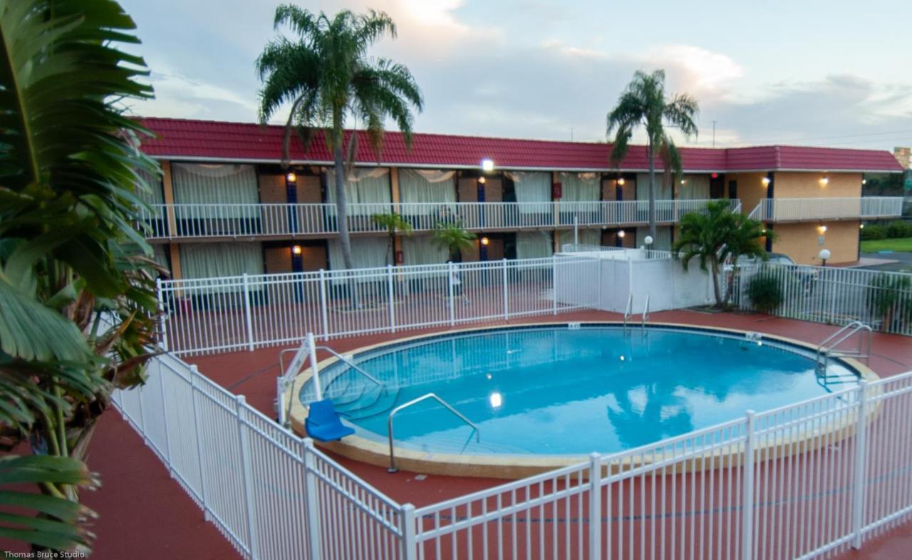 Express Inn & Suites - 5 Miles From St Petersburg Clearwater Airport Extérieur photo